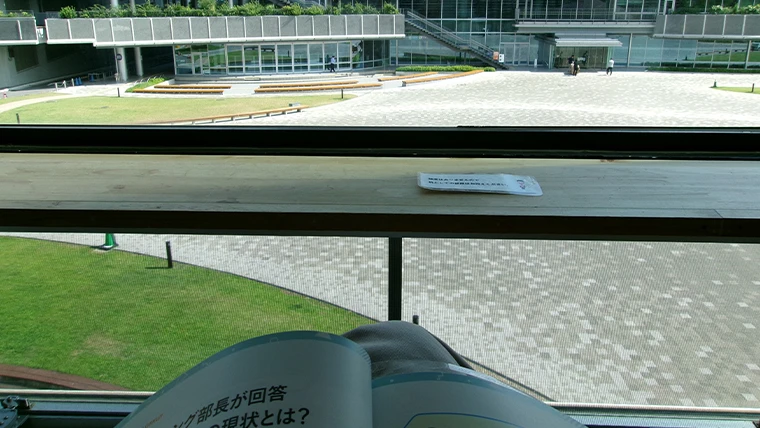 岐阜メディアコスモスで雑誌を読む風景