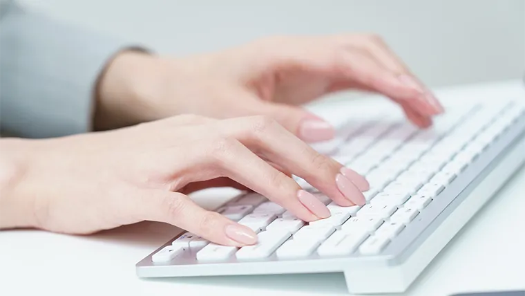 キーボードを打つ女性