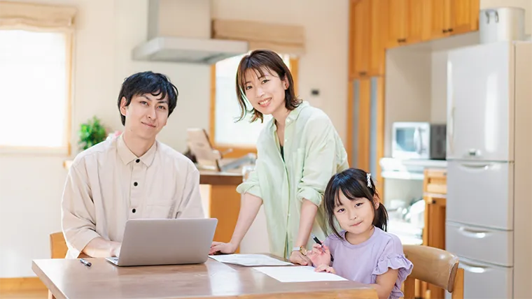 家族と一緒にリモートワークをする男性